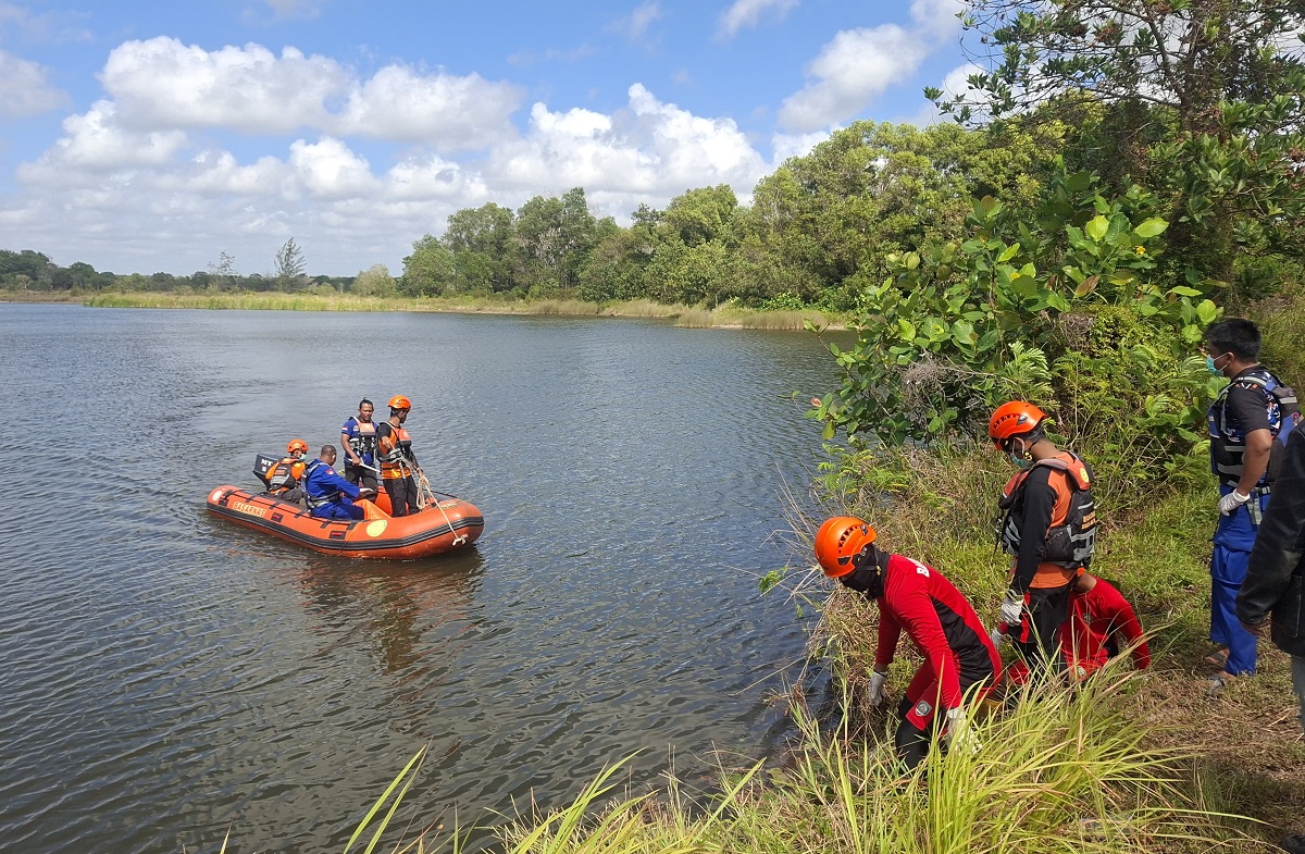 Tim SAR Gabungan melakukan evakuasi korban terkaman buaya. (Foto: IST/Tim SAR)